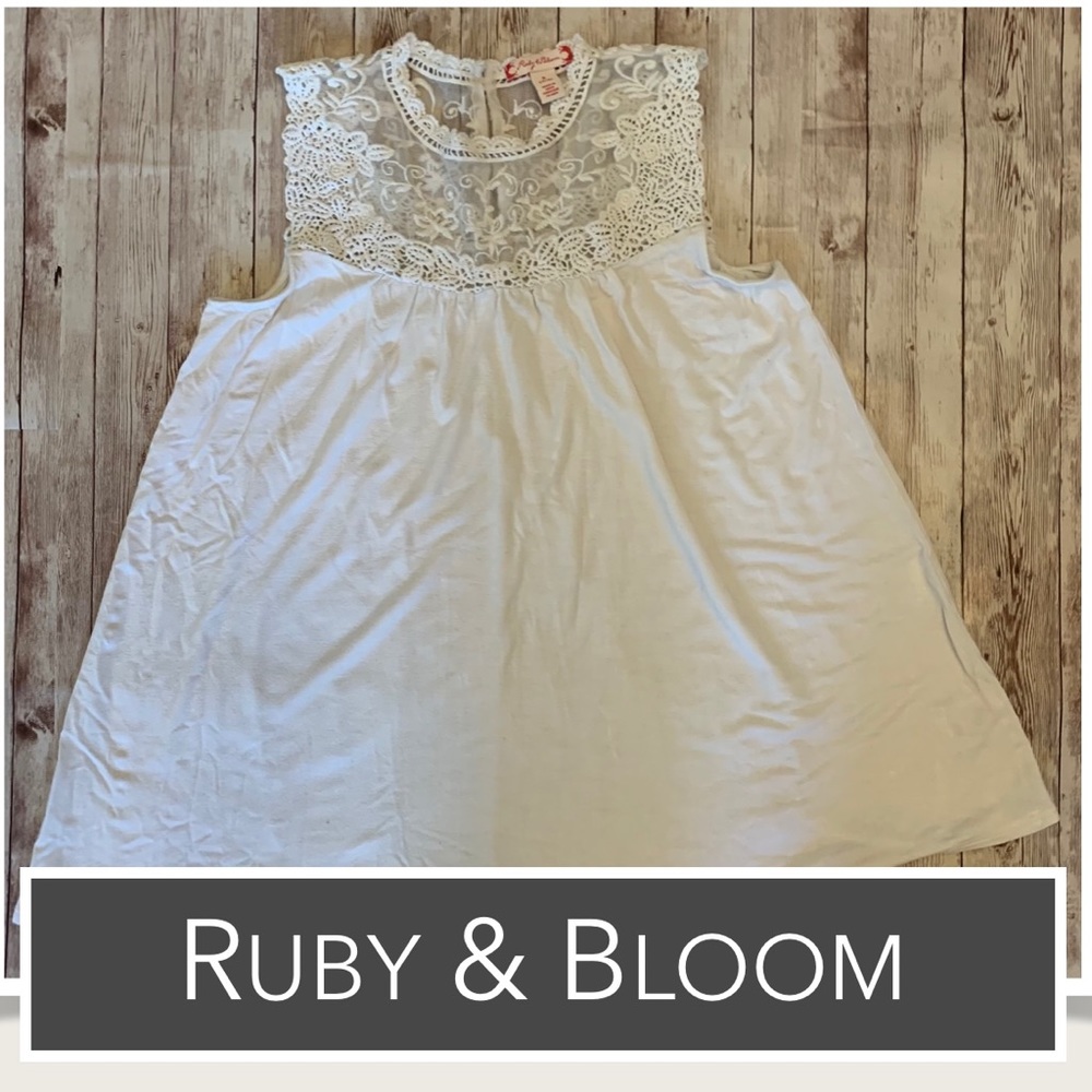 Ruby & Bloom White Flowy Tank Top with Lace Neckline GUC Size Small (7/8)